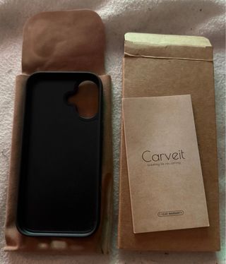 Custodia in legno nero inciso per Iphone 17