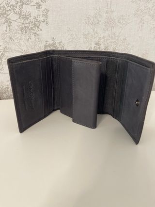 Cartera de piel gris con detalle metálico