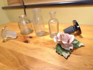 Lote botellas farmacia, tapones y flor