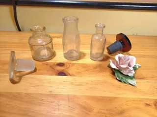 Lote botellas farmacia, tapones y flor