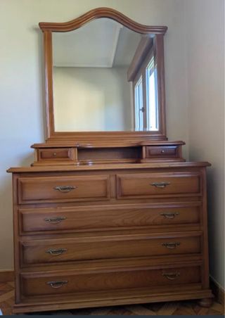 Cómoda de castaño con espejo