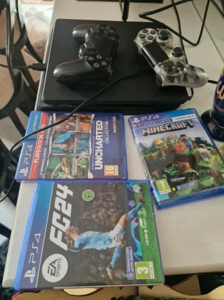 Consola PS4 + 2 Mandos, tambien vienen los3 juegos