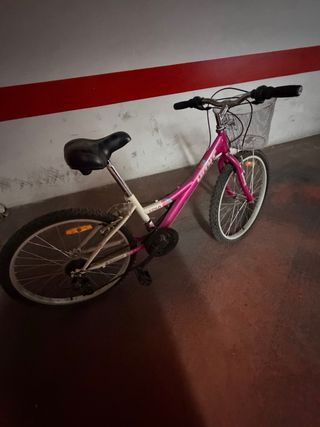 Bicicleta infantil rosa con cesta