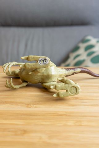 Dinosaurio de juguete realista velociraptor