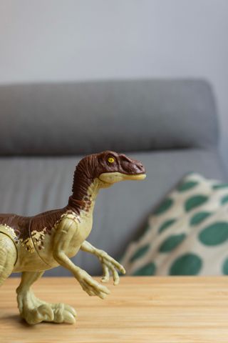 Dinosaurio de juguete realista velociraptor