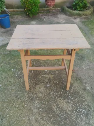 Antigua mesita tocinera de madera