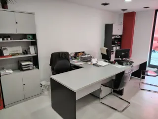 Tavoli e armadi da ufficio urgenti