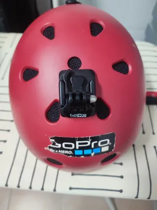 Casco de esquí rojo
