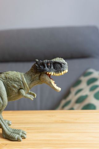 Dinosaurio de juguete Rugops primus