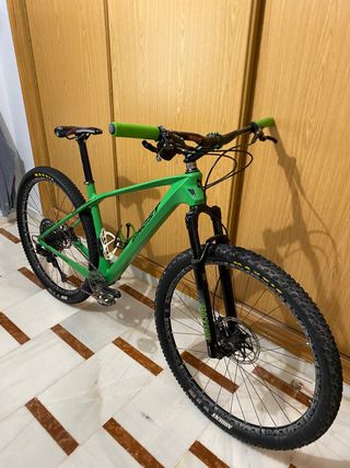 Bicicleta MTB Ghost de carbono