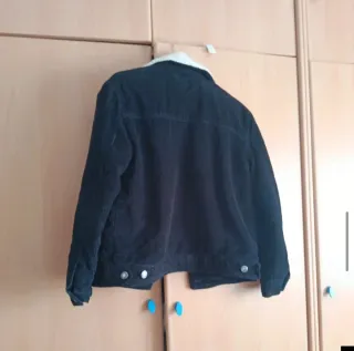 Chaqueta pana Bershka negra con borrego