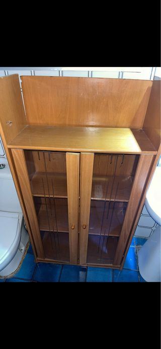 Armario de madera con puertas de cristal