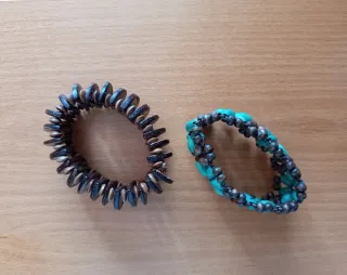 Par de pulseras artesanales de coco y madera