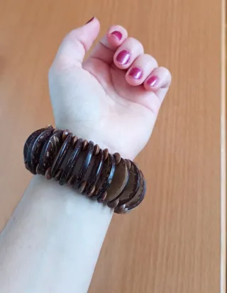 Par de pulseras artesanales de coco y madera