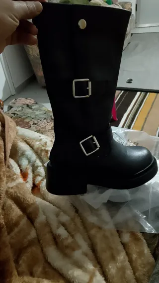 Botas negras con hebillas