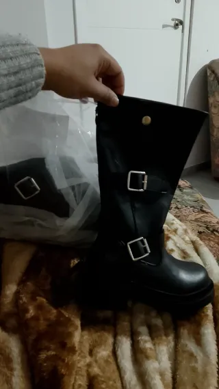 Botas negras con hebillas