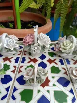 Figuras de cerámica con flores