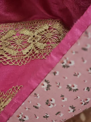 Falda huertana/fallera rosa con bordado dorado.