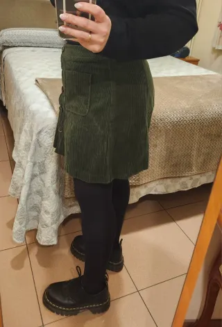 Falda Zara verde de pana. Talla XL.