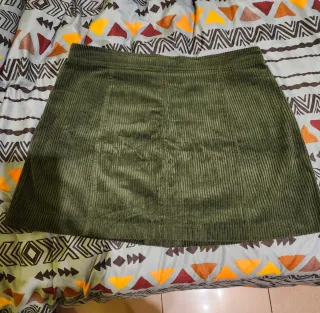 Falda Zara verde de pana. Talla XL.
