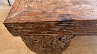 Tavolo da centro in legno massello intagliato a mano