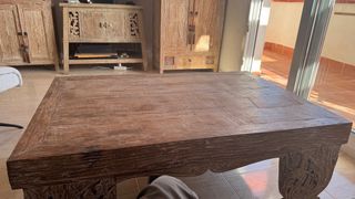 Tavolo da centro in legno massello intagliato a mano