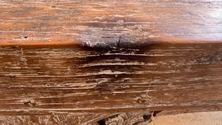 Tavolo da centro in legno massello intagliato a mano