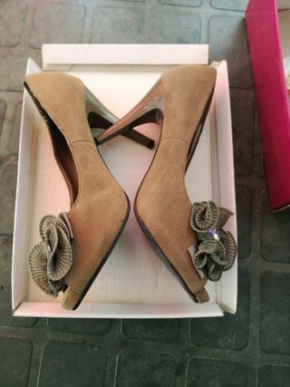 Elegantes zapatos de tacón beige