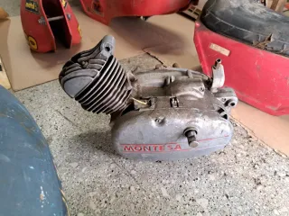 Lote depósitos y motor Montesa Bultaco...