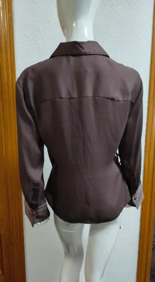 Elegante camisa satin cruzada marrón