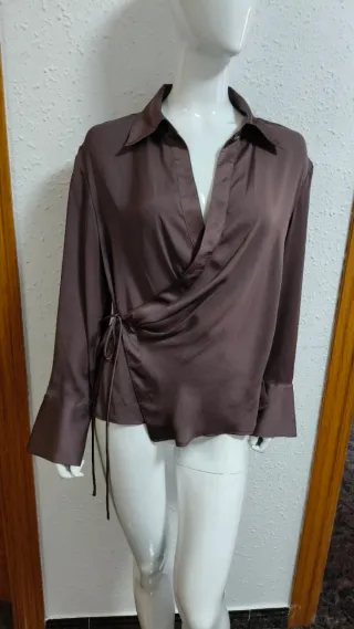 Elegante camisa satin cruzada marrón