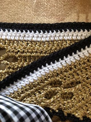 Bandana dorada crochet con lazo