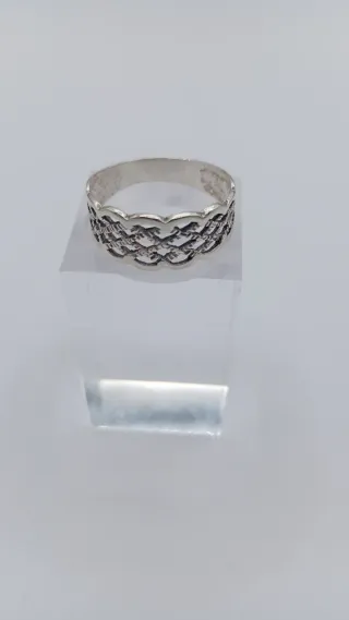 Anillo de plata con diseño trenzado
