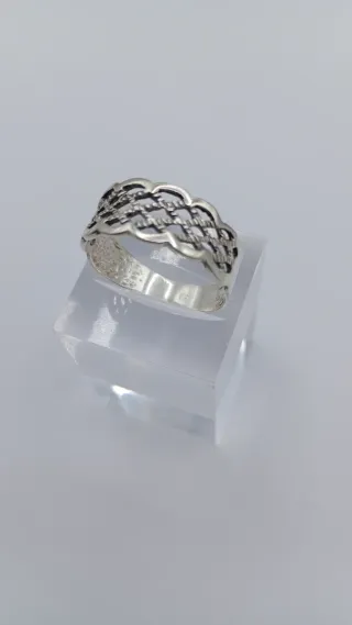 Anillo de plata con diseño trenzado