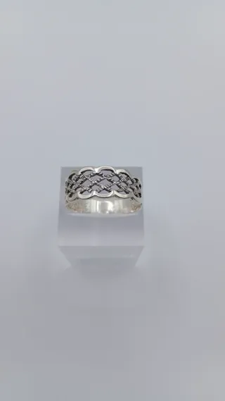 Anillo de plata con diseño trenzado