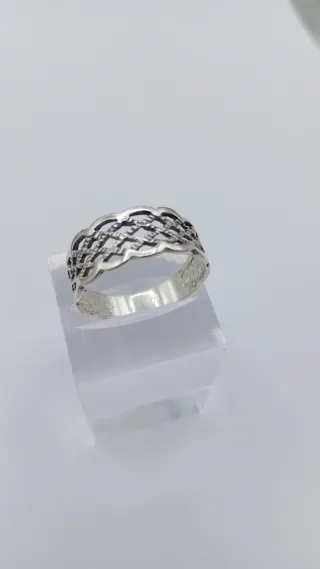 Anillo de plata con diseño trenzado