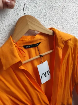 Vestido ZARA naranjas satinado camisero fruncido