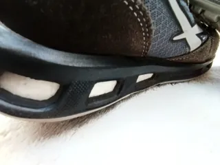 Zapatos de seguridad marrones y grises