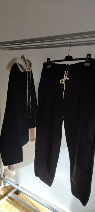 Conjunto chándal mujer con capucha, negro y beige