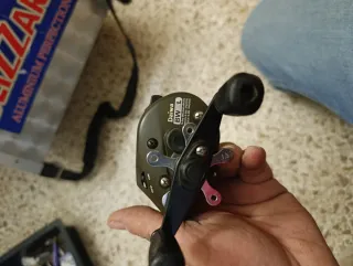 Lote 5 carretes 4 cañas más silla caja y cesta