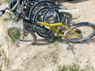 Bicicleta montyAmarilla y Negra hay que restaura