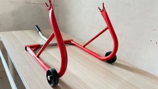 Caballete trasero moto Yamaha rojo