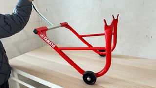 Caballete trasero moto Yamaha rojo