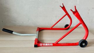 Caballete trasero moto Yamaha rojo
