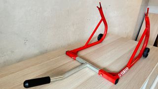 Caballete trasero moto Yamaha rojo