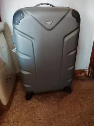 Maleta gris de viaje