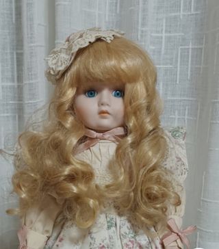 Muñeca de porcelana clásica rubia