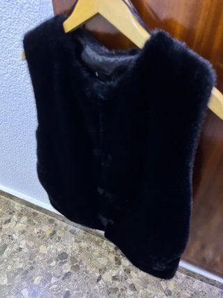 Chaleco de pelo negro