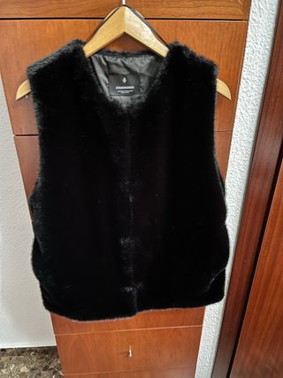 Chaleco de pelo negro