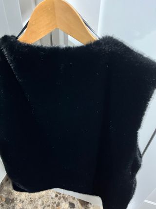 Chaleco de pelo negro